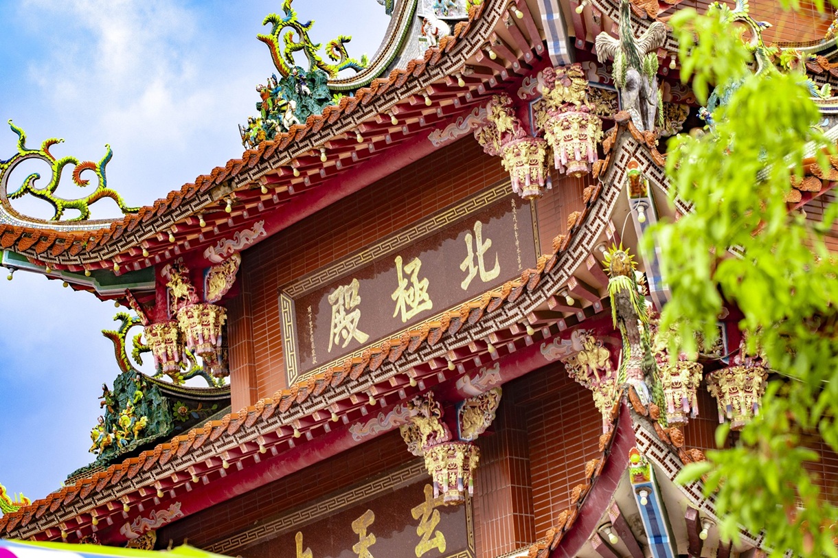 御盟集團捐建之阿蓮北極殿牌樓完工實景，展現精湛建築工藝與回饋鄉里之精神。