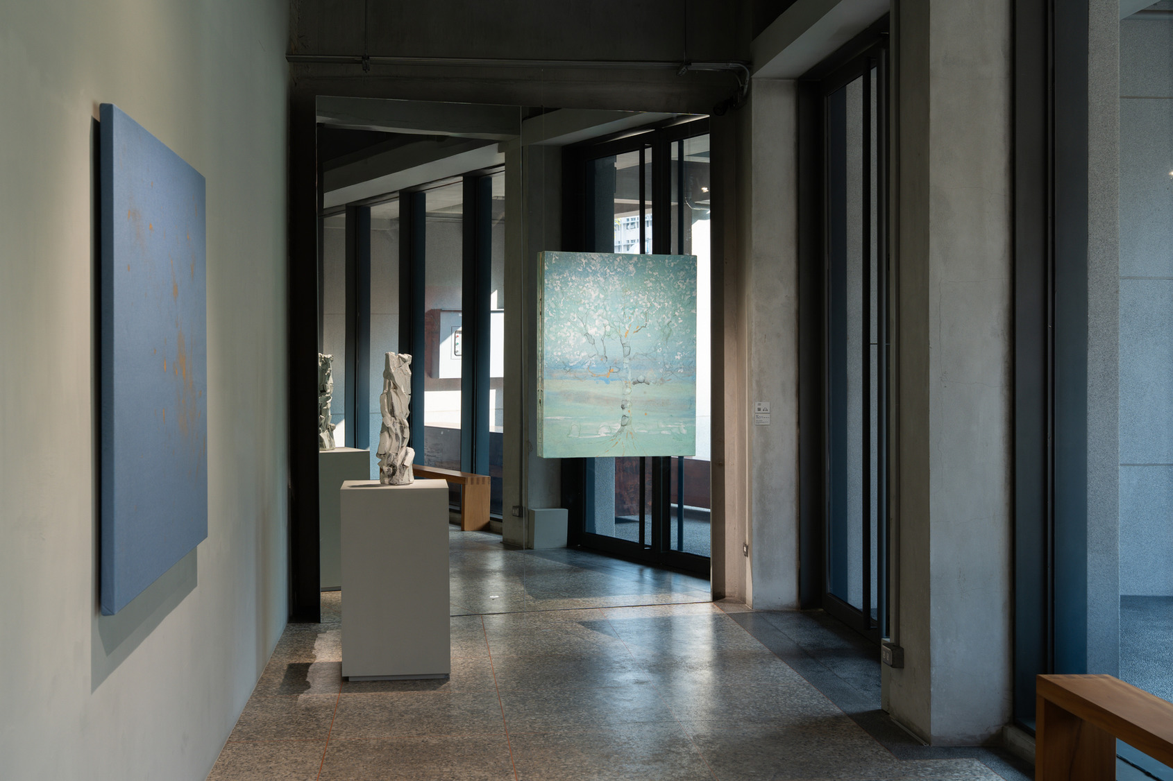 金馬賓館當代美術館《塵與金》展覽，藤村真與道川省三透過繪畫與陶藝探索材質與生態